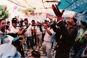 בני צפת שרים ורוקדים בחצר בית עבו, 1989
